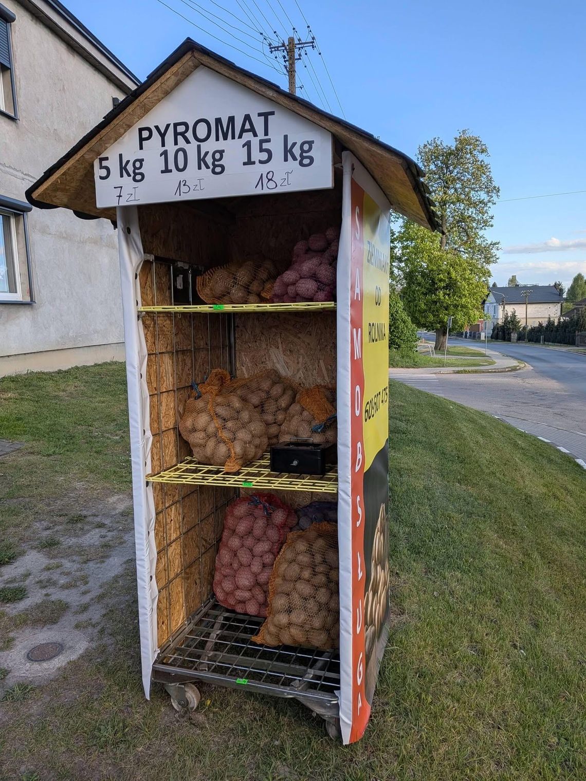 Samoobsługowy Pyromat stanął w Świętej. Świeże ziemniaki dostępne przez całą dobę
