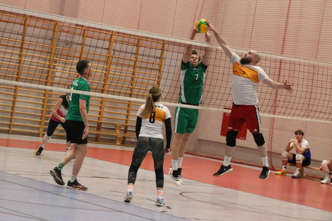 Sety na żyletki i sportowe emocje. Kolejna kolejka Złotowskiej Ligi Siatkówki za nami