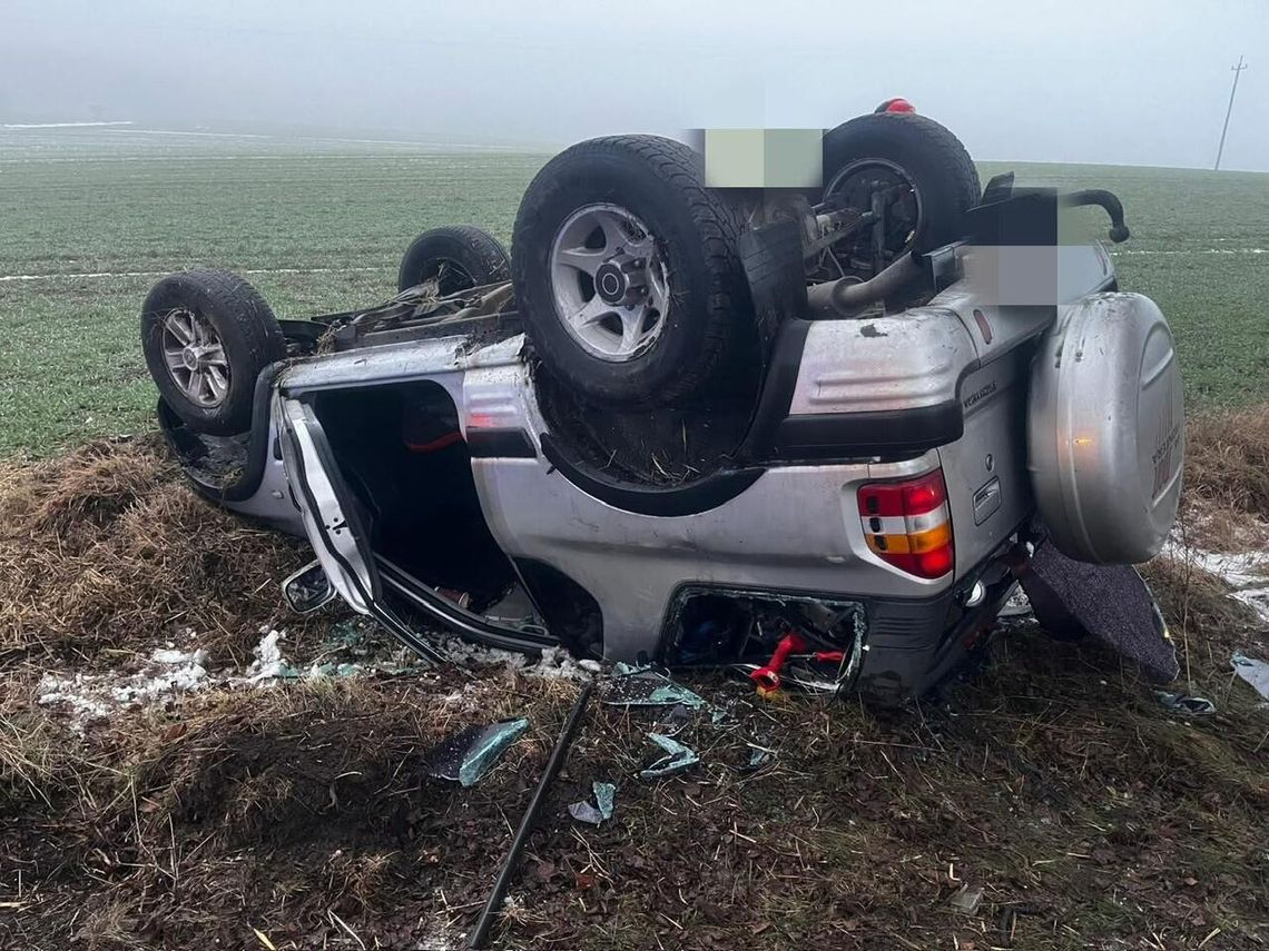 Ślisko na drogach powiatu. Dachowanie na trasie Franciszkowo–Radawnica