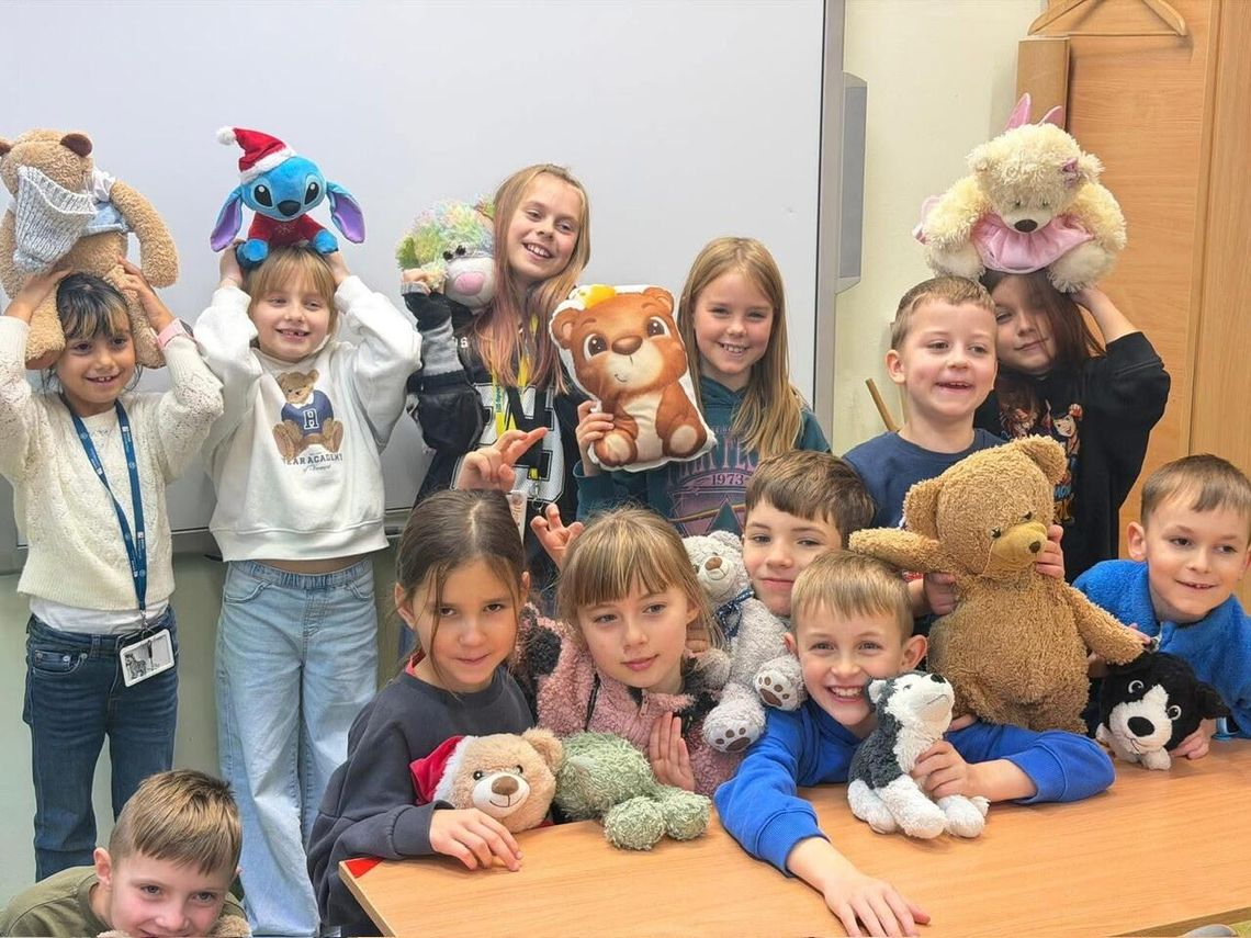 SP1 w Złotowie świętuje Dzień Pluszowego Misia. Szkołę opanowała fala uśmiechu i pluszowej energii