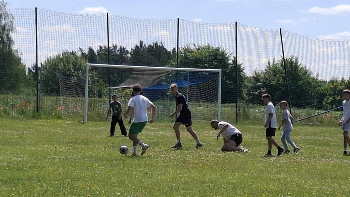 Sport, uśmiech i wspólna zabawa – wyjątkowy mecz w Górznej
