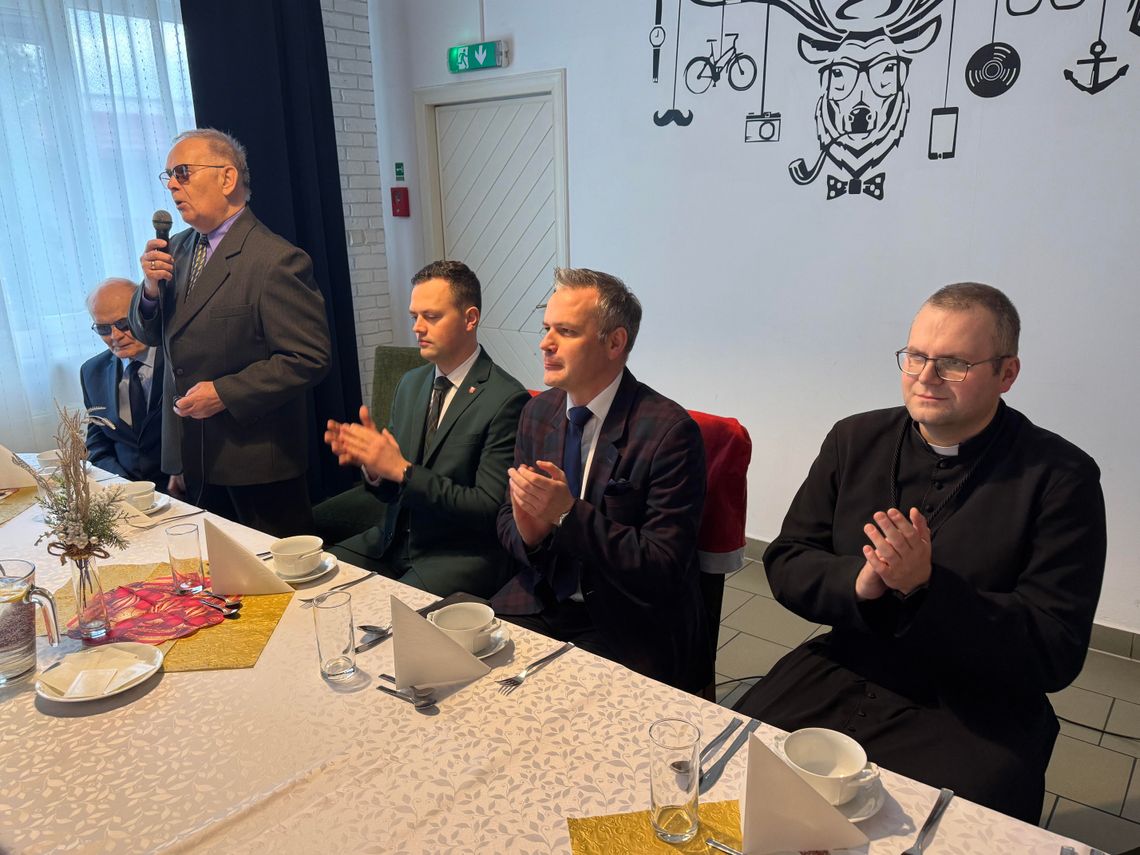 Spotkanie wigilijne Koła Polskiego Związku Niewidomych w Złotowie – chwile pełne ciepła i wspólnoty Spotkanie wigilijne Koła Polskiego Związku Niewidomych w Złotowie – chwile pełne ciepła i wspólnoty