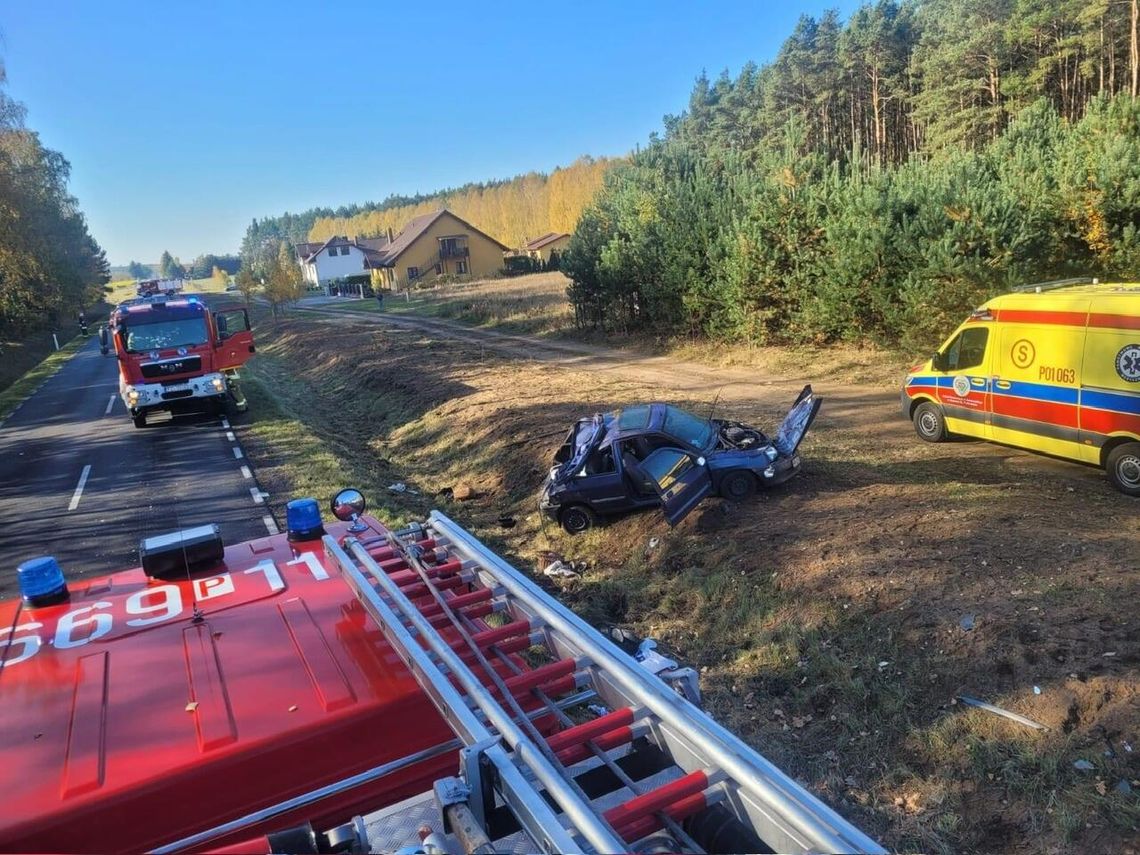 Starsza pani zakończyła jazdę w rowie