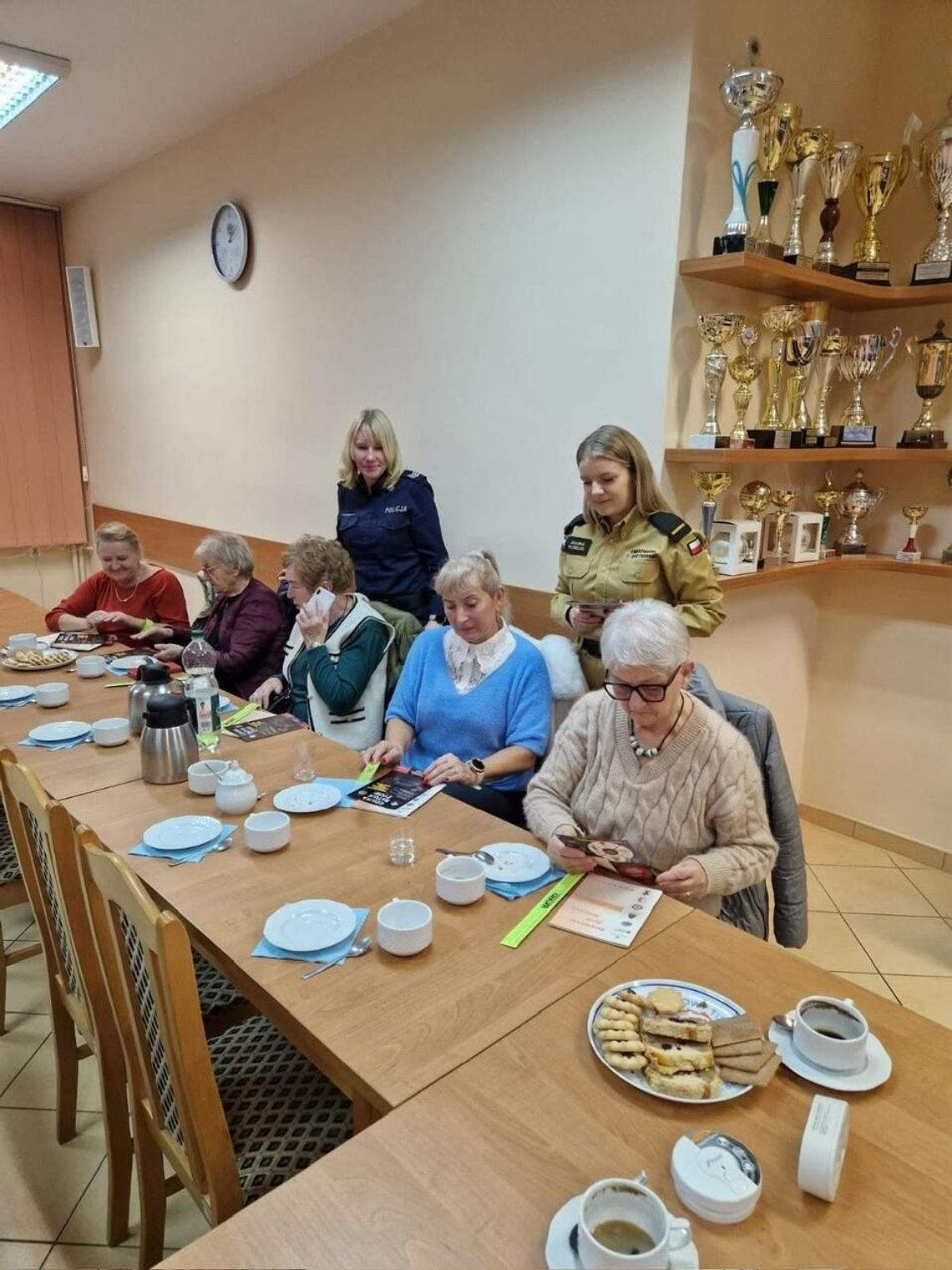 Strażacy i policjanci edukują złotowskich seniorów. Wspólne spotkanie z UTW poświęcone bezpieczeństwu