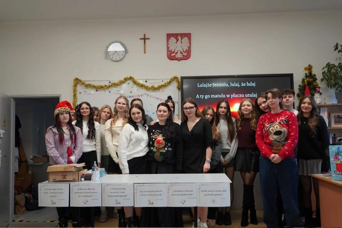 Świąteczna atmosfera w I LO w Złotowie. Wigilie klasowe i jasełka szkolne 2025