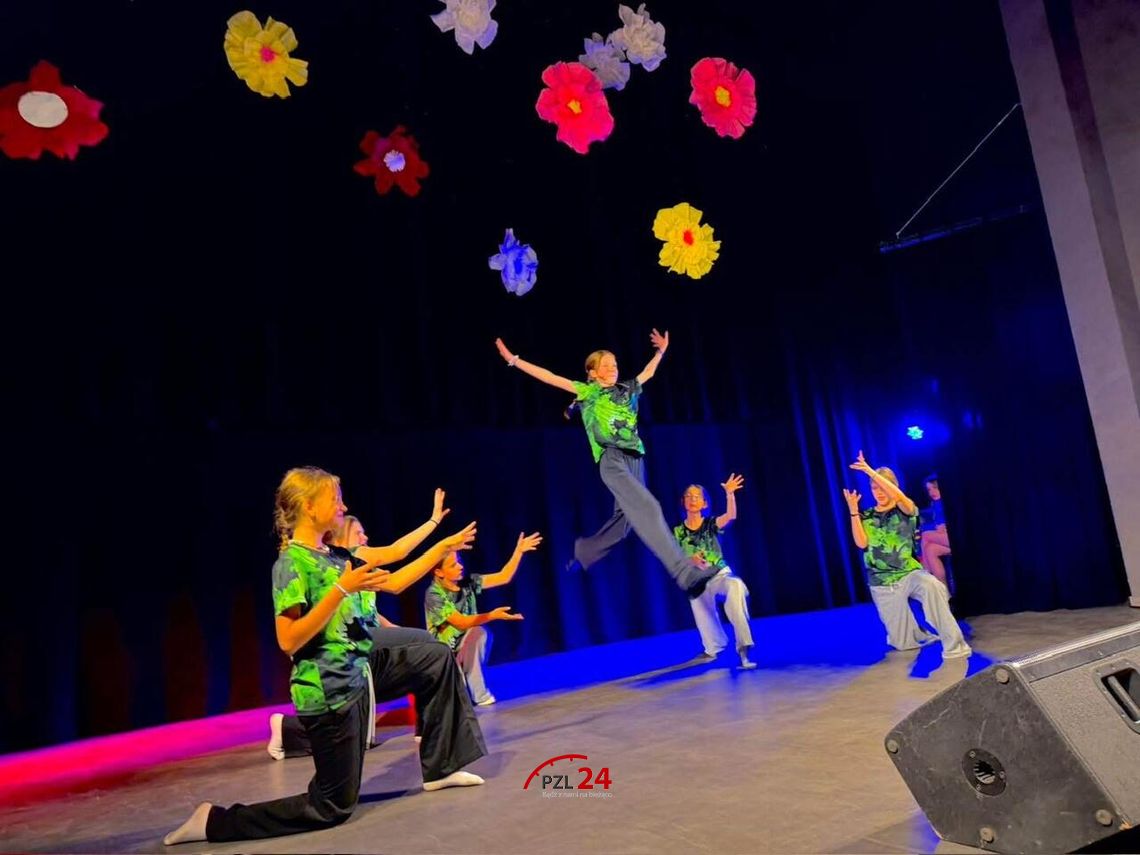 Talenty rozkwitły na scenie. Wyjątkowy Pokaz Talentów w złotowskiej „Dwójce” Talenty rozkwitły na scenie. Wyjątkowy Pokaz Talentów w złotowskiej „Dwójce”