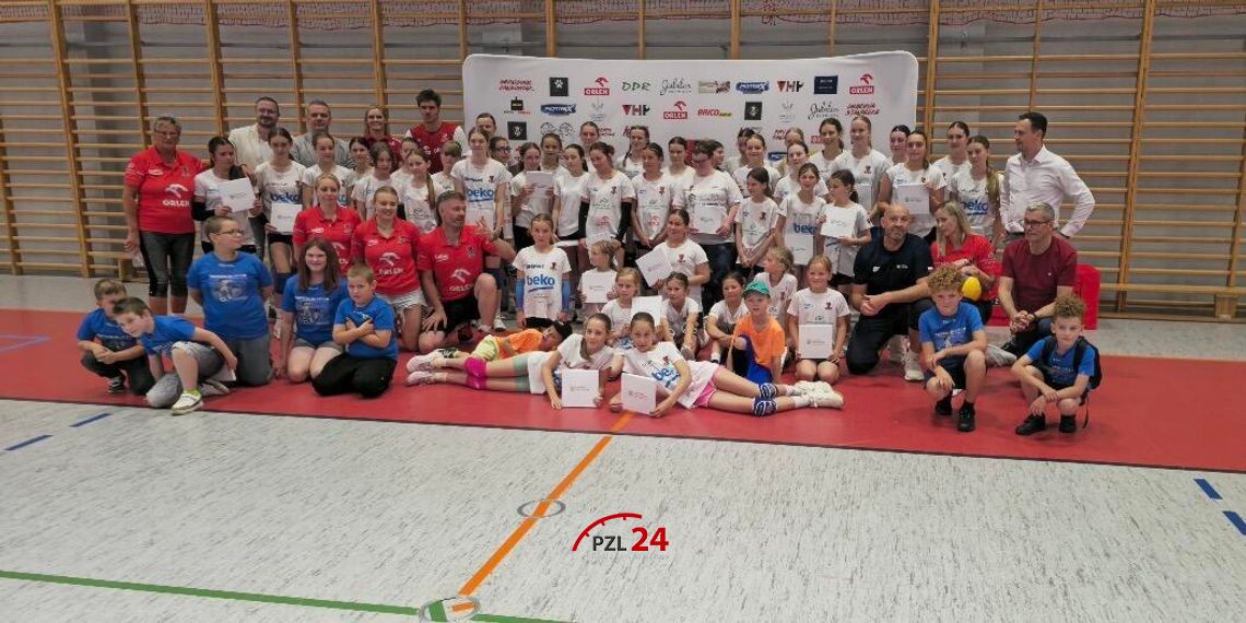 Trening z mistrzami w Złotowie. Siatkarskie gwiazdy spotkały się z młodymi zawodniczkami SPS Sparta Złotów Trening z mistrzami w Złotowie. Siatkarskie gwiazdy spotkały się z młodymi zawodniczkami SPS Sparta Złotów