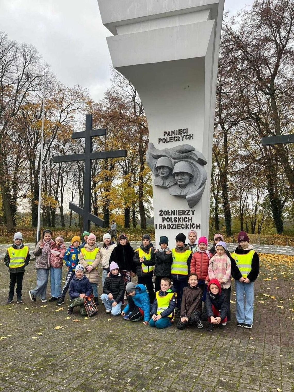 Uczniowie klasy 2a ze Szkoły Podstawowej nr 1 w Złotowie odwiedzili Cmentarz Wojenny