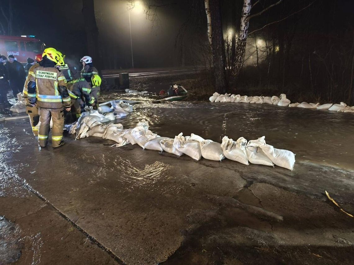 Ulica Roosevelta pod wodą. Wielogodzinna akcja strażaków w Jastrowiu