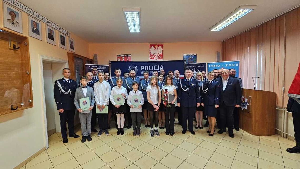 Uroczysta zbiórka w KPP Złotów. Awanse, nagrody i medale dla policjantów oraz stypendia dla najzdolniejszych uczniów