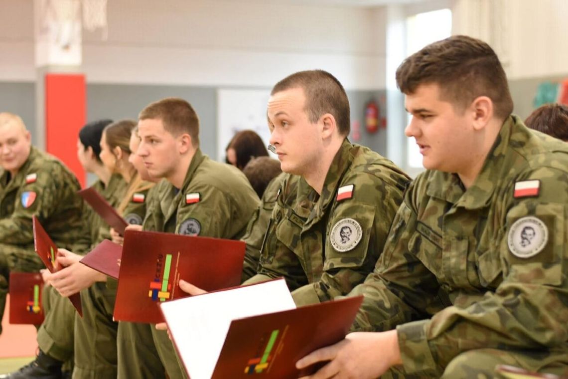 Uroczysty apel z okazji Święta Niepodległości i ślubowanie uczniów klas pierwszych w złotowskim CKZiU