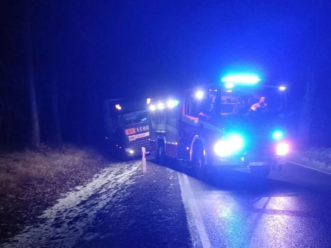 Uwaga na śliskie drogi i chodniki. Poranek na drogach powiatu złotowskiego pełen niebezpiecznych zdarzeń Uwaga na śliskie drogi i chodniki. Poranek na drogach powiatu złotowskiego pełen niebezpiecznych zdarzeń