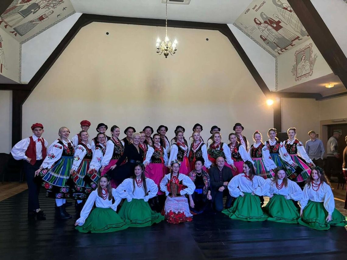Wieczór pełen barw, emocji i ludowej energii – niezapomniane spotkanie z „Rzgowianami” w Domu Polskim w Zakrzewie