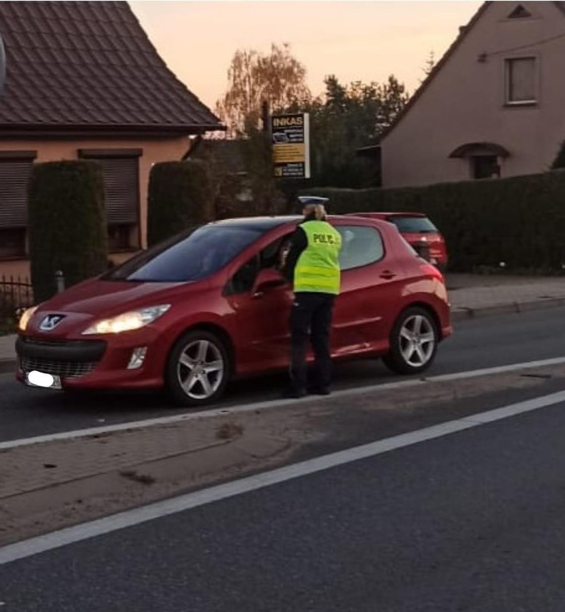 Wieczorna akcja policji: kontrole trzeźwości na drogach powiatu – zatrzymano nietrzeźwego rowerzystę