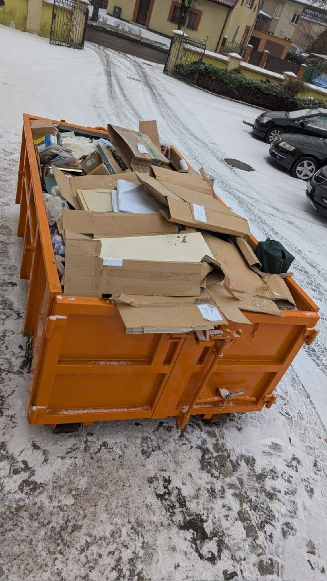 Wielkie porządki w Urzędzie Miejskim. Kontener na tyłach ratusza wywołał poruszenie