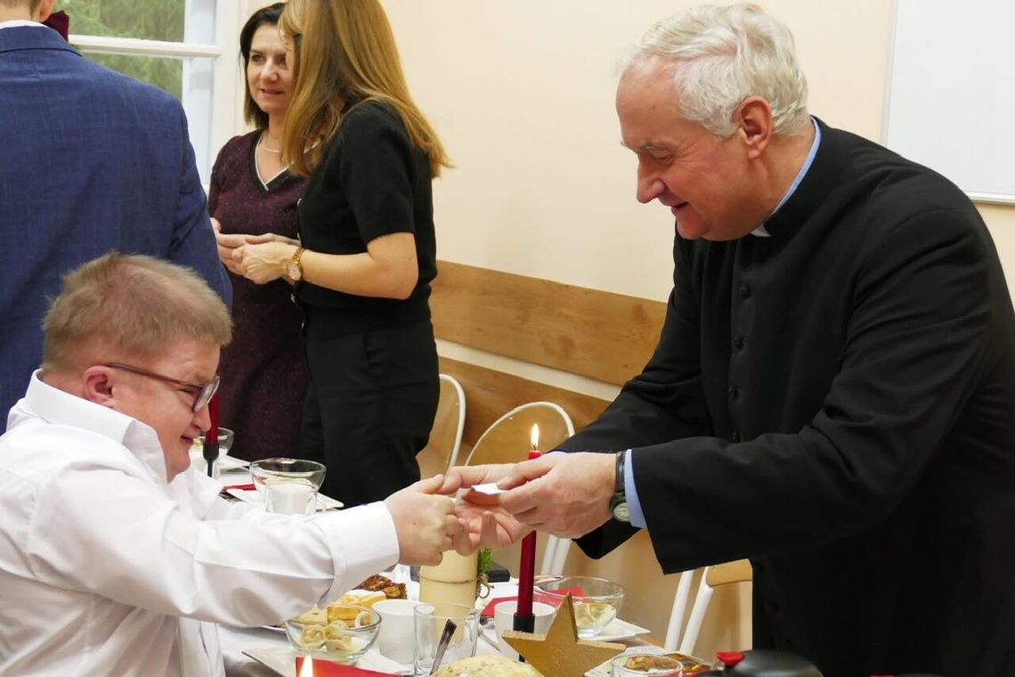Wspólna wigilia pełna ciepła i integracji w Warsztacie Terapii Zajęciowej w Lipce Wspólna wigilia pełna ciepła i integracji w Warsztacie Terapii Zajęciowej w Lipce