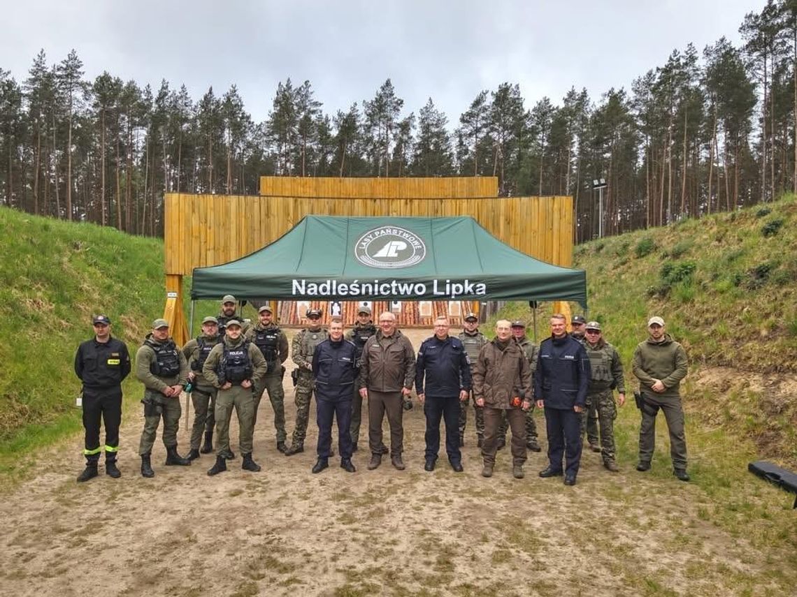 Wspólne manewry na strzelnicy Nadleśnictwa Lipka. Leśnicy i policjanci doskonalili umiejętności strzeleckie Wspólne manewry na strzelnicy Nadleśnictwa Lipka. Leśnicy i policjanci doskonalili umiejętności strzeleckie