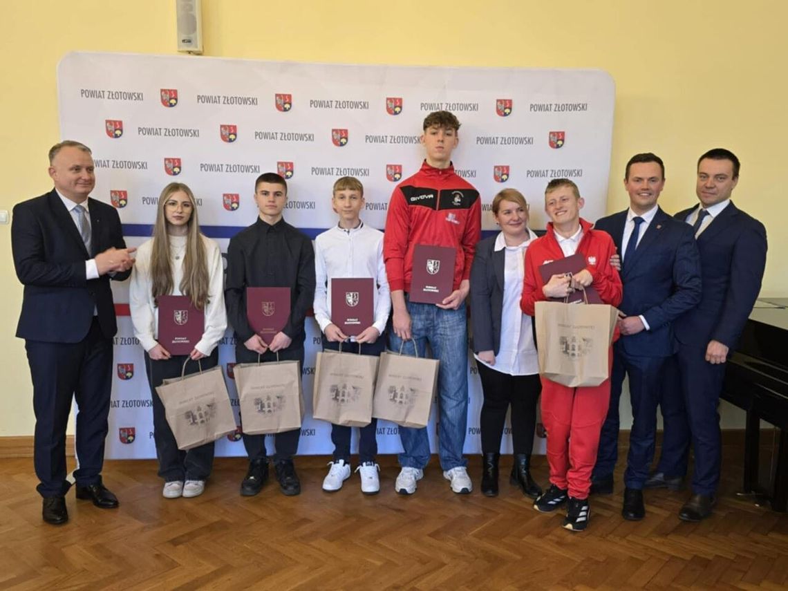 Wybitni sportowcy uhonorowani podczas sesji Rady Powiatu Złotowskiego