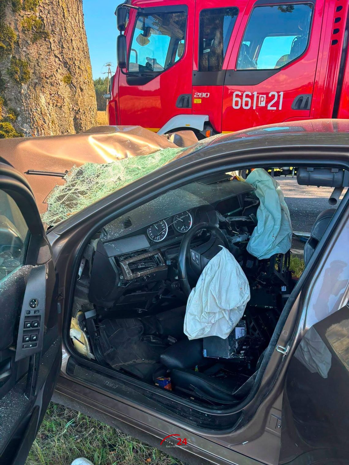 Wypadek na trasie Złotów – Śmiardowo Złotowskie. BMW uderzyło w drzewo Wypadek na trasie Złotów – Śmiardowo Złotowskie. BMW uderzyło w drzewo