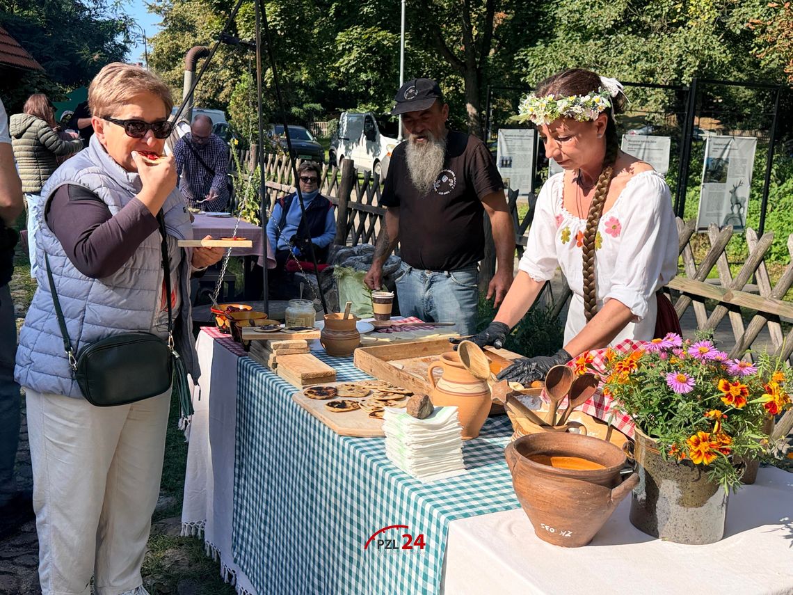 Zakończenie sezonu w Zagrodzie Kraińskiej. Było tradycyjnie, lokalnie i z dużą dawką folkloru Zakończenie sezonu w Zagrodzie Kraińskiej. Było tradycyjnie, lokalnie i z dużą dawką folkloru