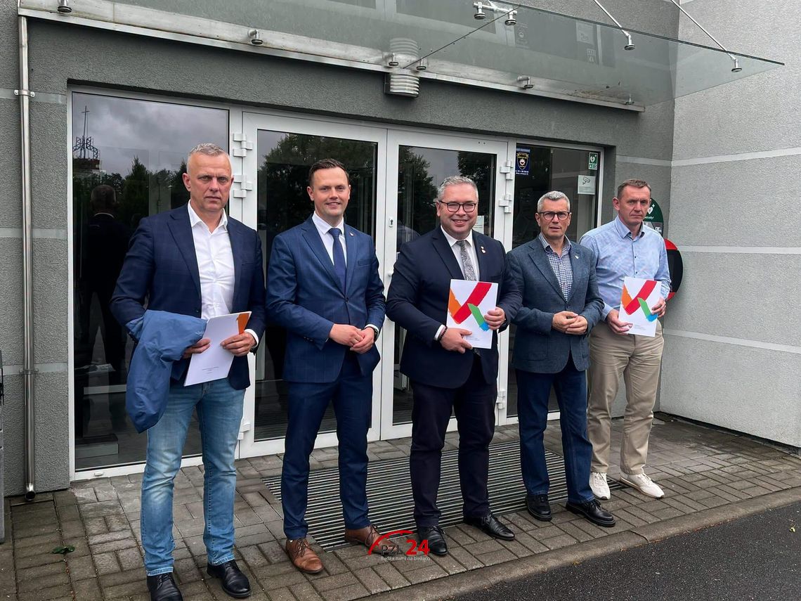 Zalesie zyska nową szatnię, Tarnówka wsparcie dla ochrony zwierząt. Podpisano umowy Zalesie zyska nową szatnię, Tarnówka wsparcie dla ochrony zwierząt. Podpisano umowy