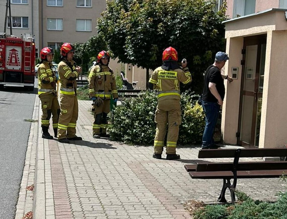 Zaniepokojony syn wezwał pomoc – interwencja służb w jednym z mieszkań w Złotowie
