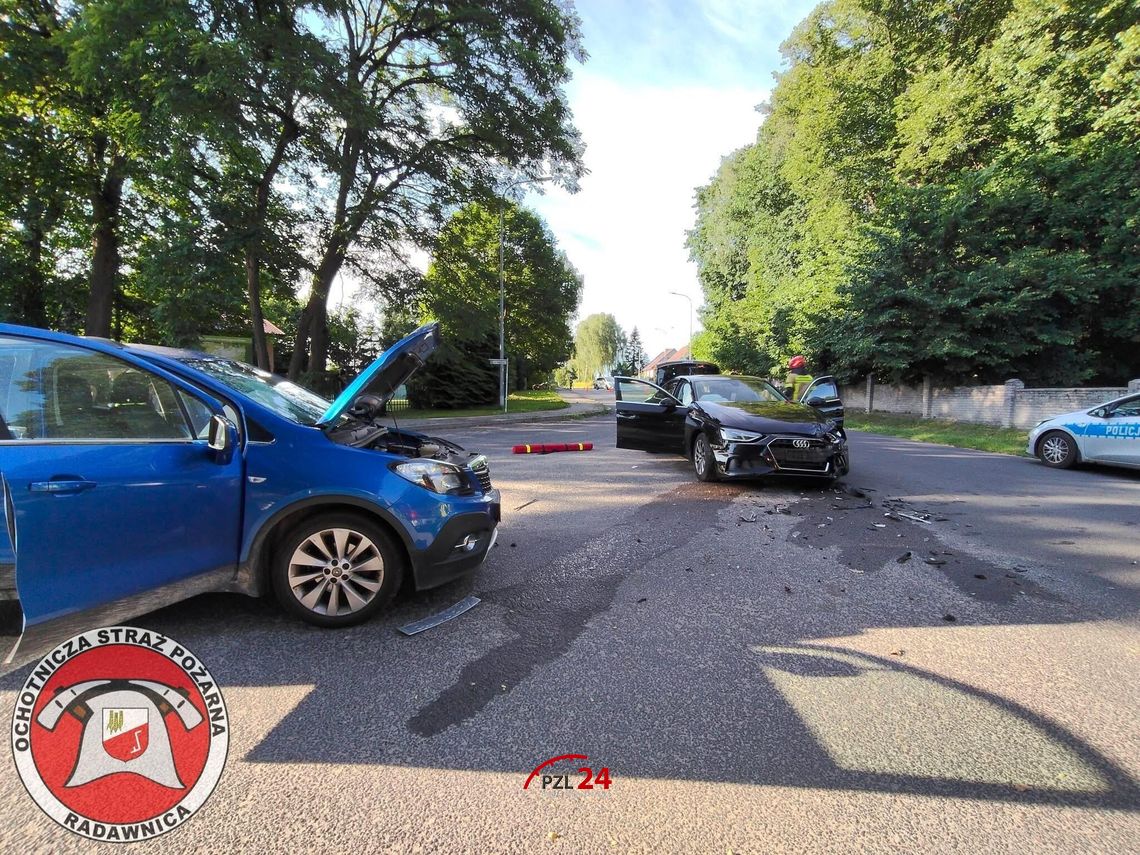 Zderzenie dwóch samochodów w Radawnicy. Trzy osoby trafiły do szpitala Zderzenie dwóch samochodów w Radawnicy. Trzy osoby trafiły do szpitala