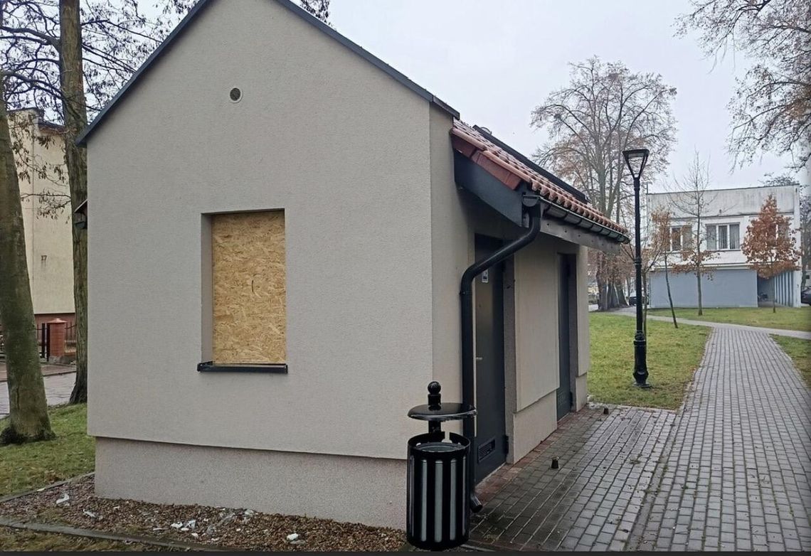 Złotów: Policjanci zatrzymali sprawcę uszkodzenia okna w toalecie miejskiej. 39-latek odpracuje szkody