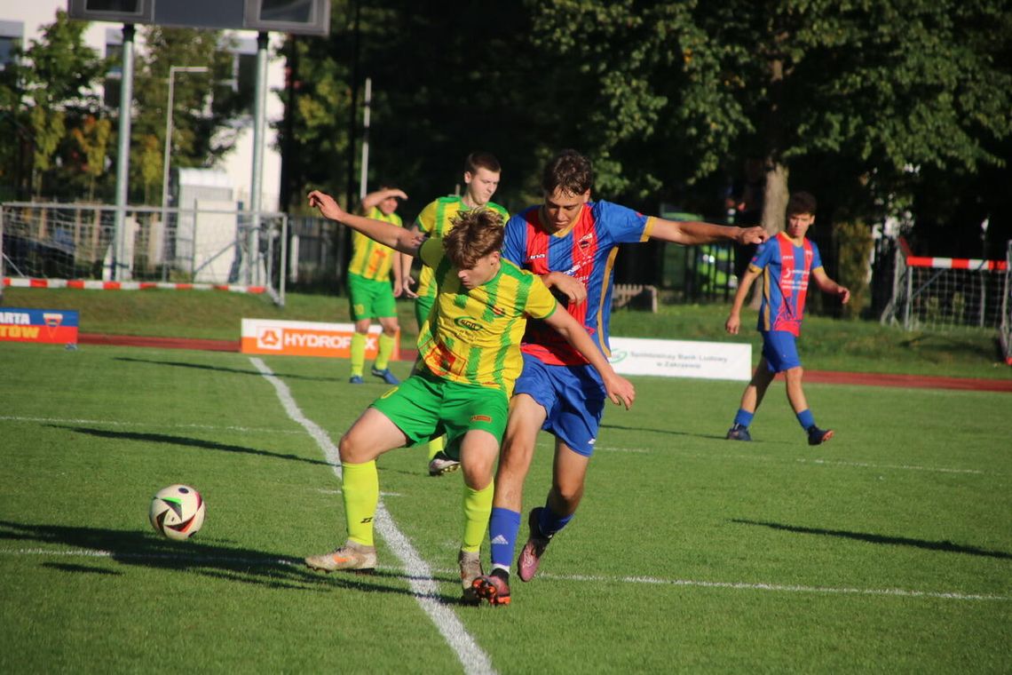 Mirosław Szczepanik prowadzi Hydropex Sparta II Złotów do zwycięstwa 3:1 z Tarnovią II Tarnówka – hattrick, który umacnia pozycję w tabeli!